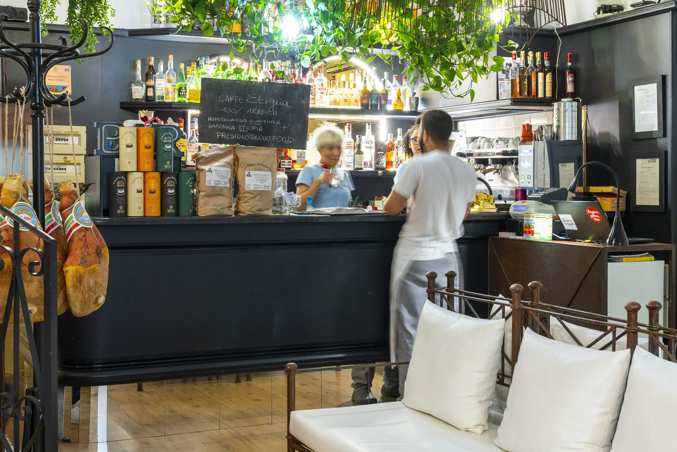 Restaurant bar counter