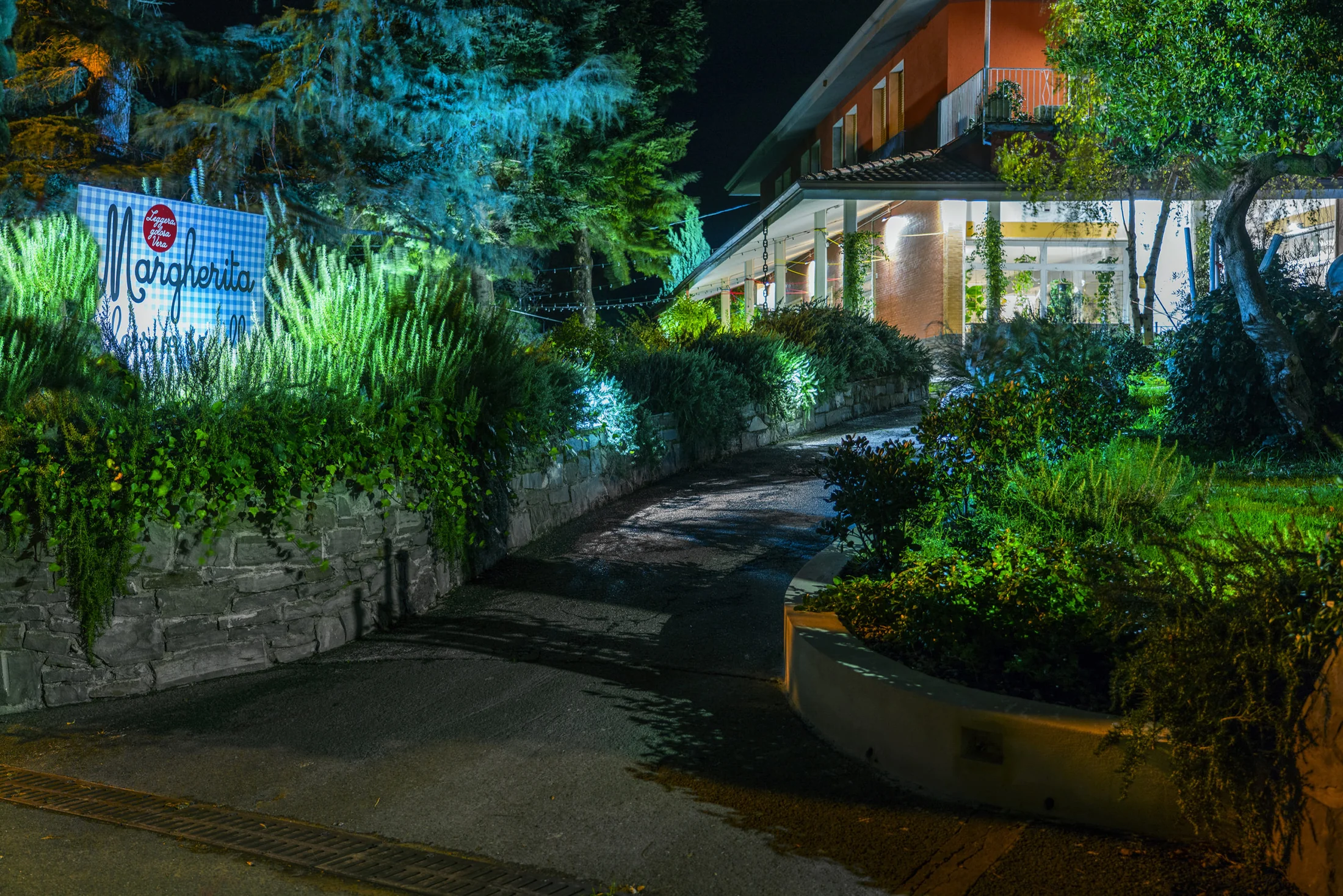 Evening exterior of Margherita e le sue sorelle restaurant