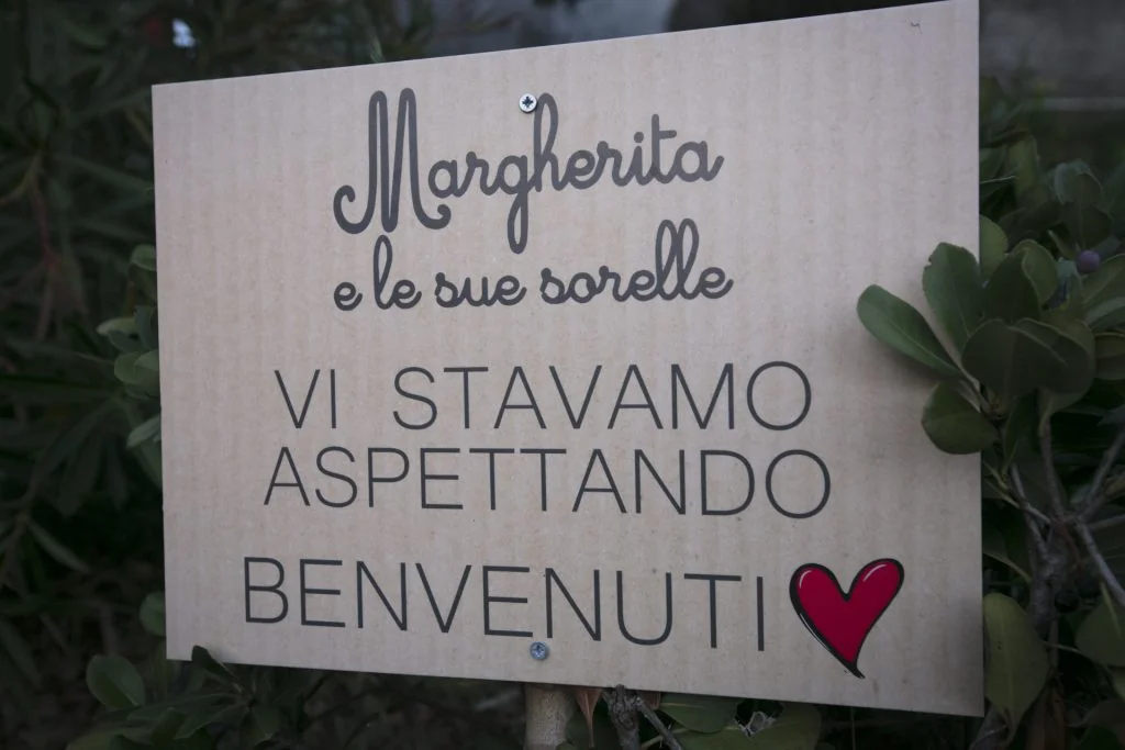Welcome sign for Margherita e le sue sorelle